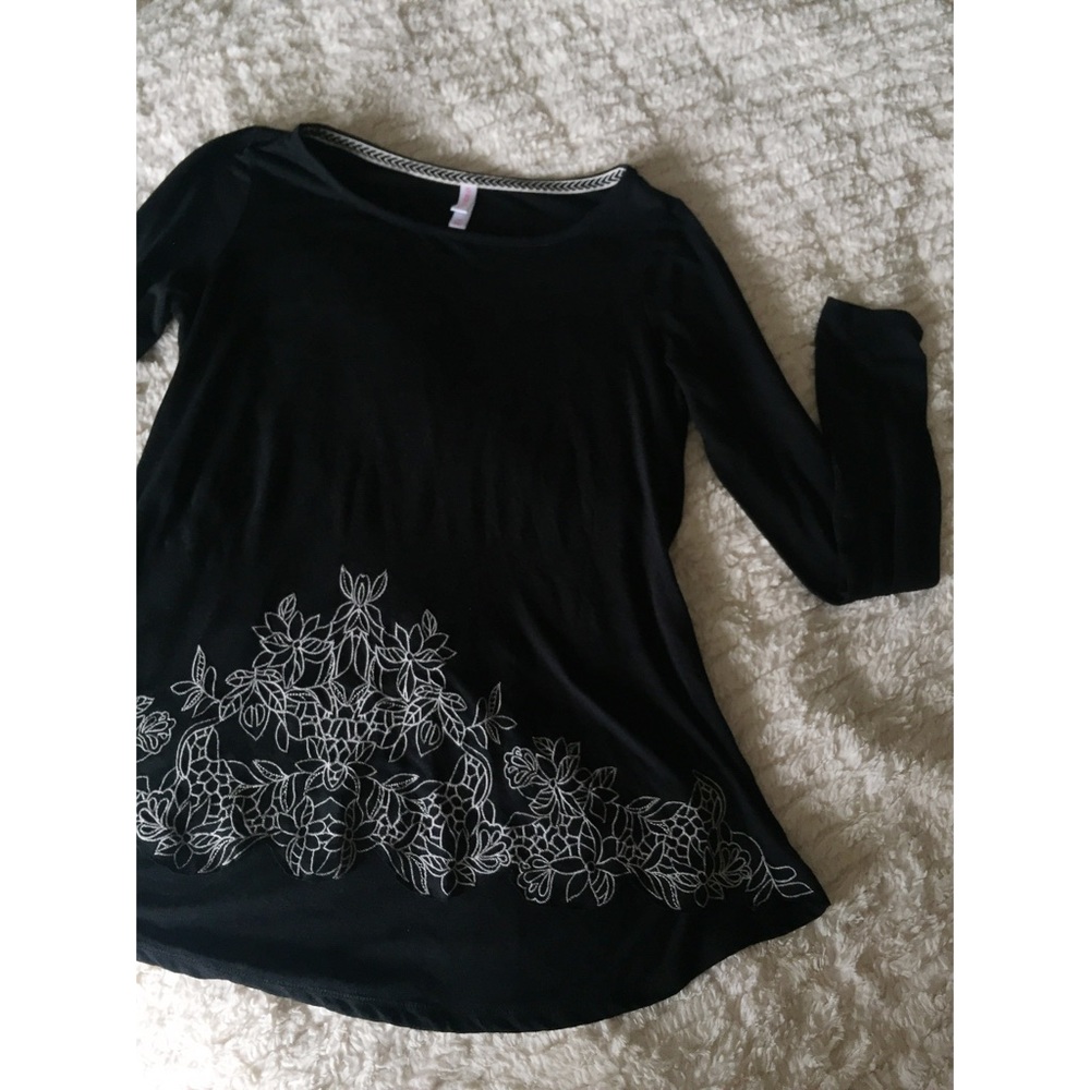 Long Sleeve Top w/ Petalled front